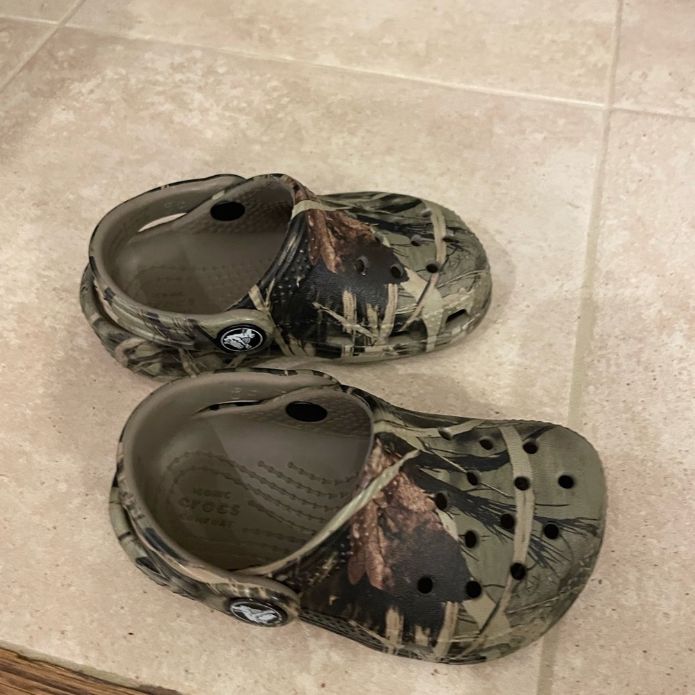 Crocs - toddler camo